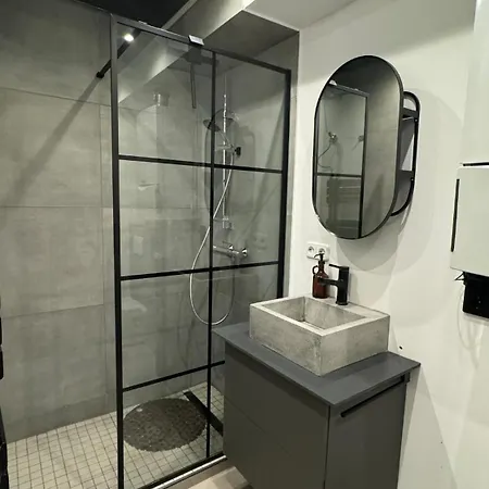 Апартаменты Charming 2-room Дюссельдорф